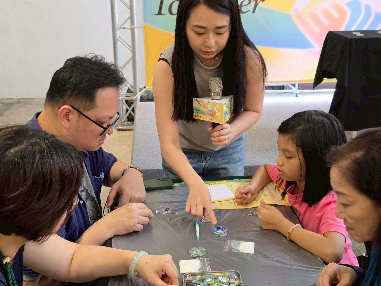 馬賽克拼貼 DIY 體驗吸引親子及民眾共同參與，透過輕鬆互動，讓職災預防與重建議題更貼近日常生活。