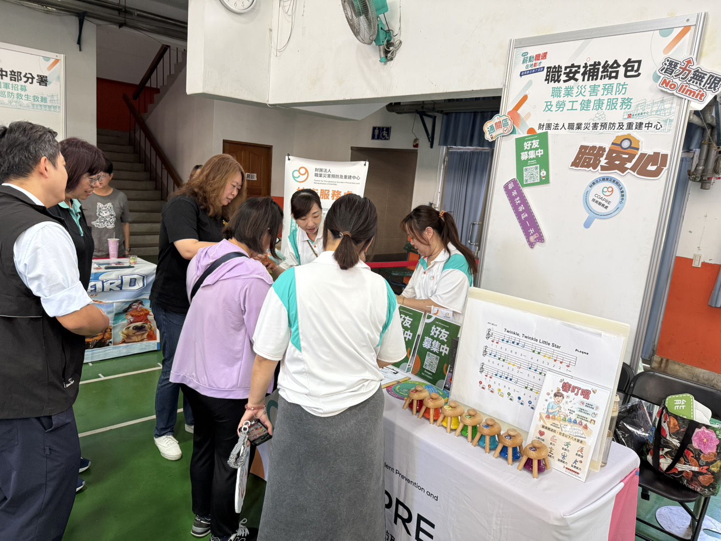 2026員林就業中心聯合徵才活動，本處同仁於現場詳細說明中心多元資源與輔導服務，期望透過第一線的宣導交流，讓公部門夥伴、事業單位及勞工朋友深入了解並善用各項資源，攜手打造安全、安心的友善工作環境。(2026/8/29)