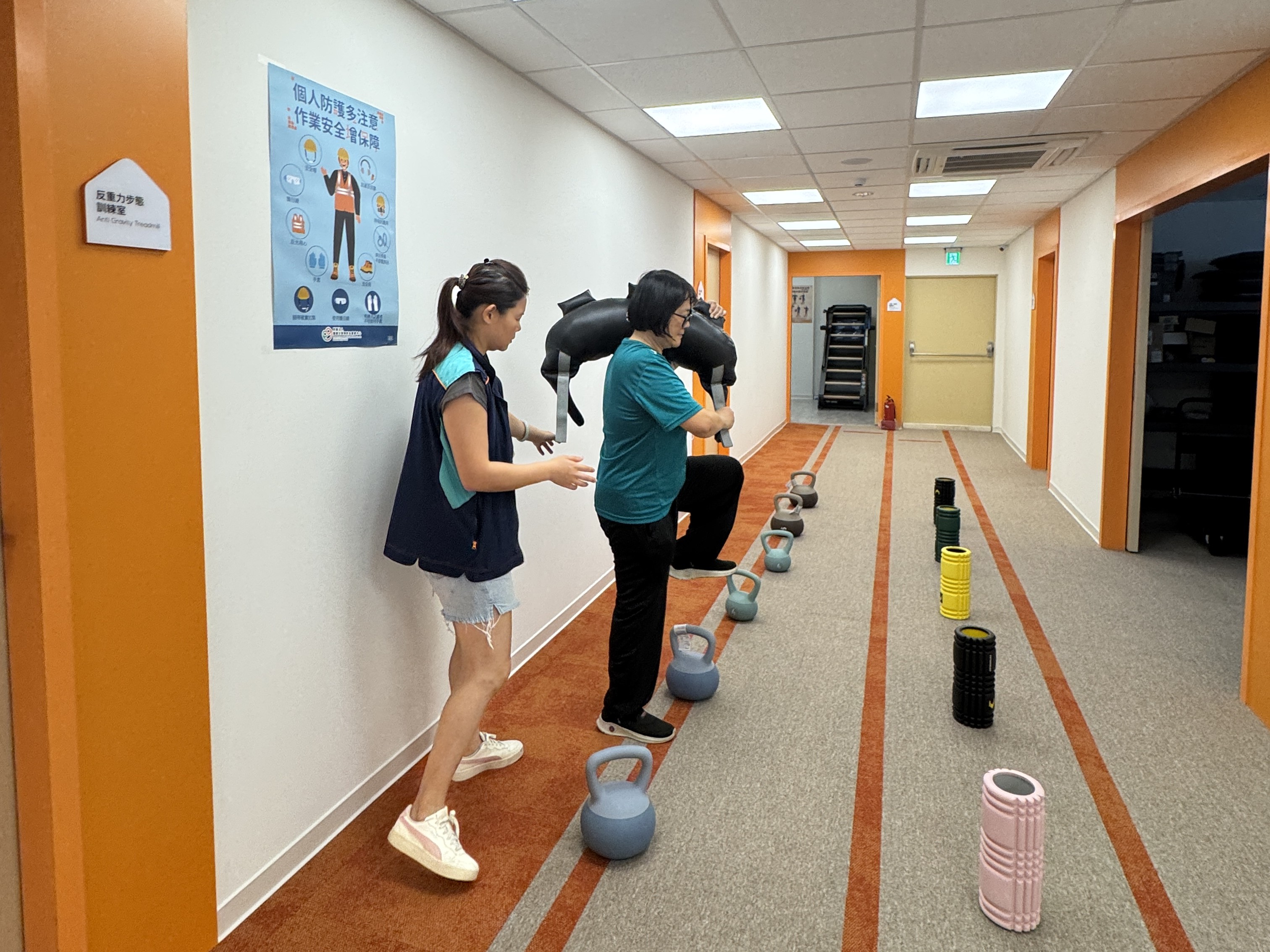 運用保加利亞訓練袋模擬搬運情境，結合跨越障礙物移動練習，強化平衡控制與移動安全