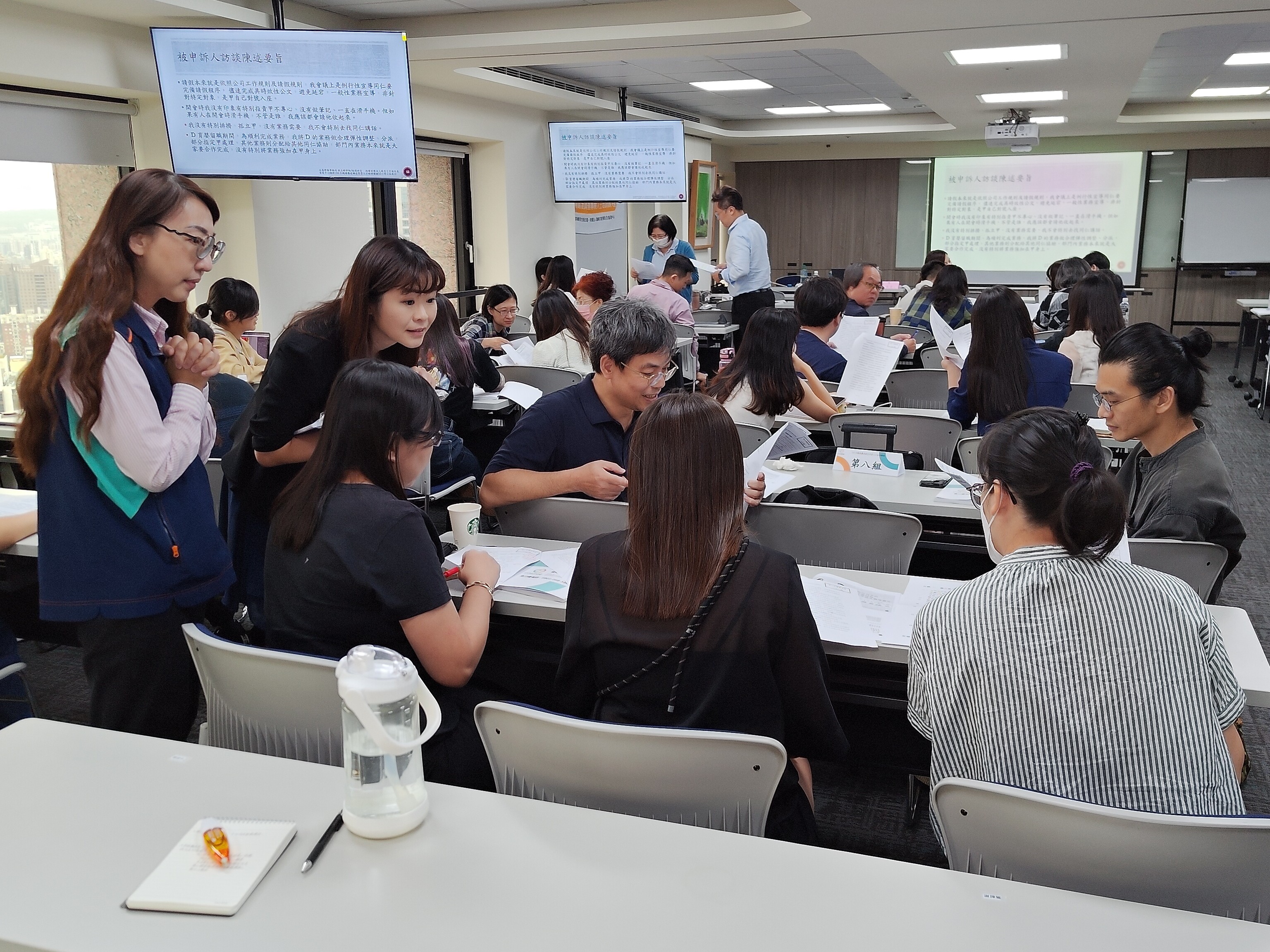 案例討論時由講師及中心同仁巡場協助，培養學員向相關人員索取關鍵事證之能力。