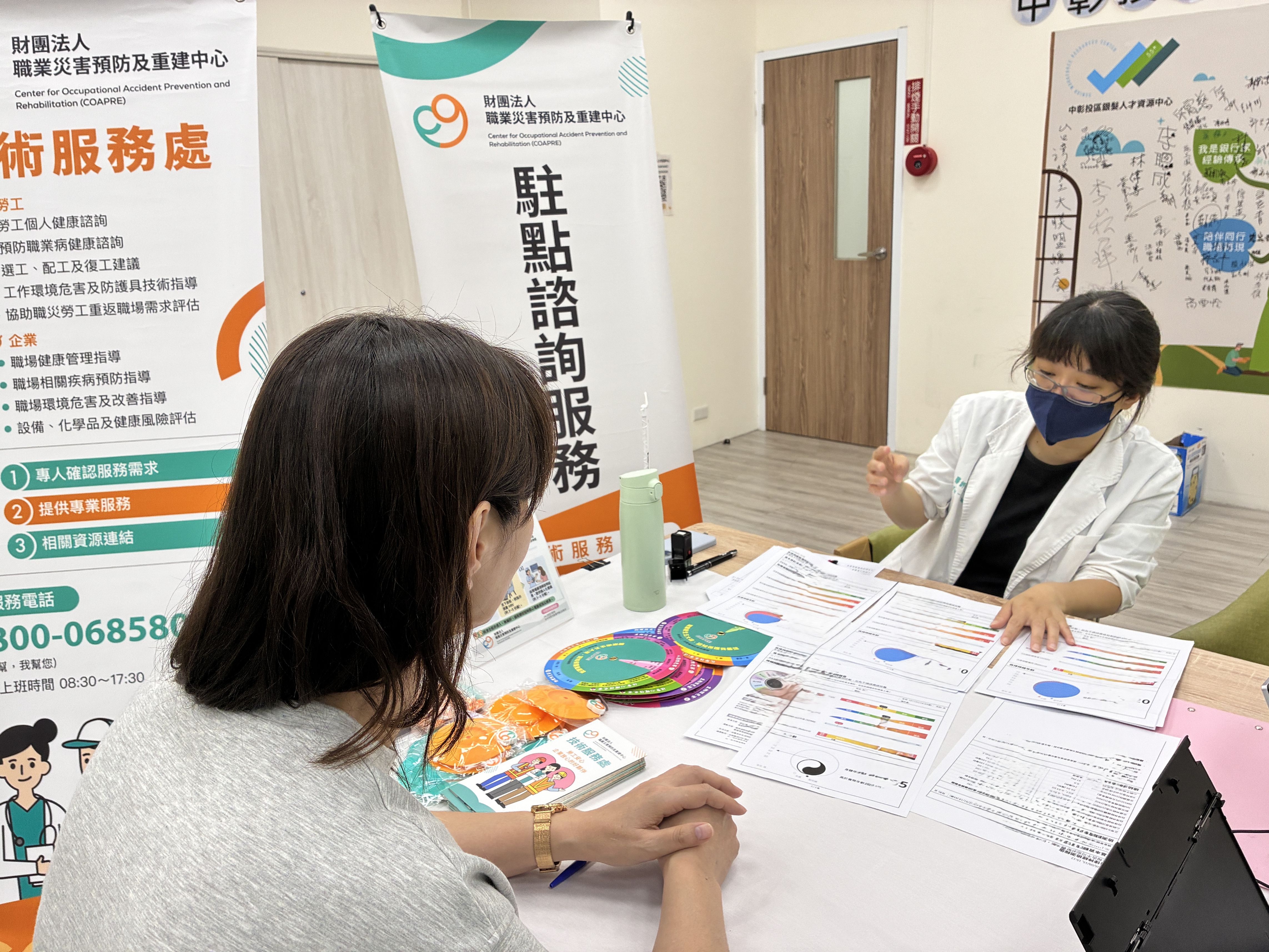 中國醫藥大學附設醫院魏玉亭醫師針對自律神經檢測報告進行一對一深度解說，協助勞工朋友清楚掌握自身身心健康狀態與壓力指數 (2026/9/15)